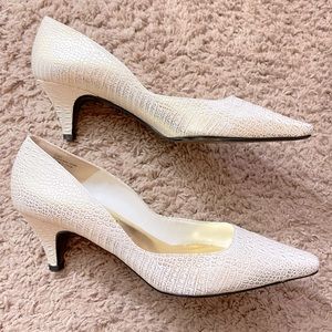 J. Renee Kitten Heels White with Faux Crocodile Design and Gold Accents - Size 9